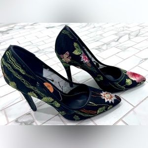 Sexy 🩷 Charles David pumps 🖤 with embroidered flowers